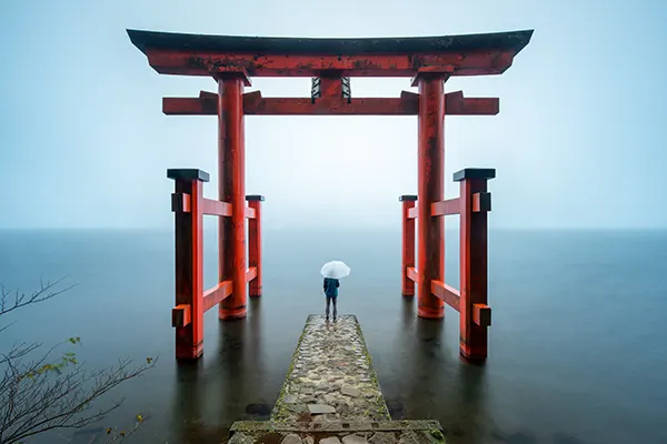 Le lac Ashi et le portail torii de l eau a Hakone